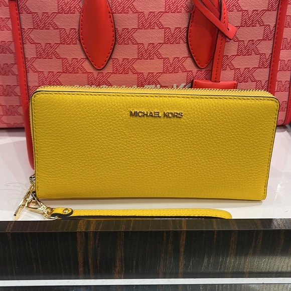 Michael Kors Jet Set Travel Large Travel CONTINENTAL
BUTTER